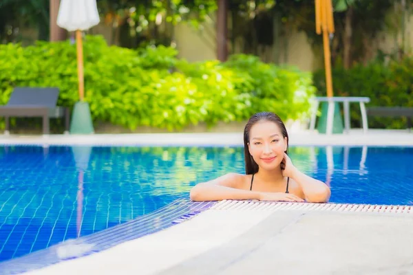 Porträt Schöne Junge Asiatische Frau Lächeln Entspannen Freizeit Rund Freibad — Stockfoto