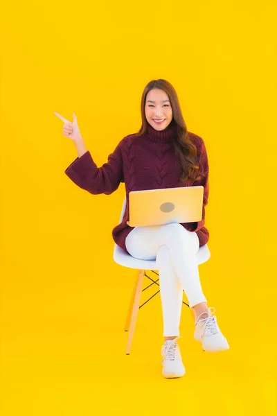 Portret Mooie Jonge Aziatische Vrouw Gebruik Computer Laptop Geel Geïsoleerde — Stockfoto
