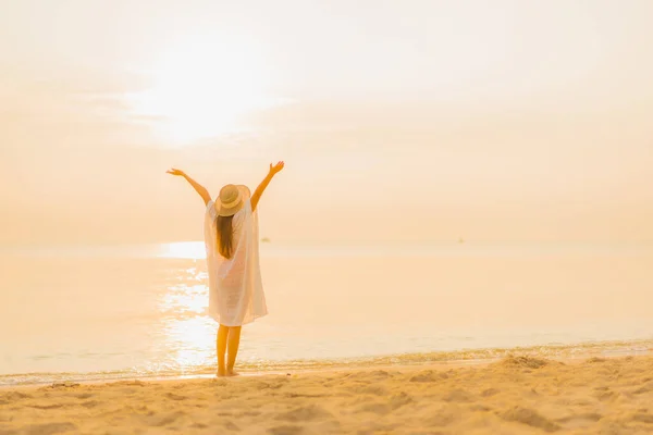 Ritratto Bella Giovane Donna Asiatica Relax Sorriso Svago Intorno Mare — Foto Stock