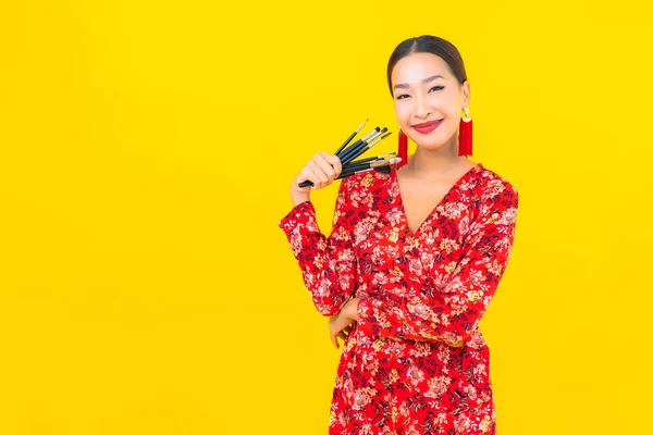 Portrait Belle Jeune Femme Asiatique Avec Pinceau Maquillage Cosmétique Sur — Photo