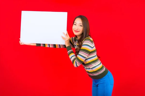 Portret Mooie Jonge Aziatische Vrouw Met Wit Leeg Billboard Rode — Stockfoto