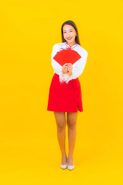 Πορτρέτο Όμορφη Νεαρή Ασιατική Γυναίκα Κόκκινο Φάκελο Επιστολή Στην Κινεζική — Φωτογραφία Αρχείου