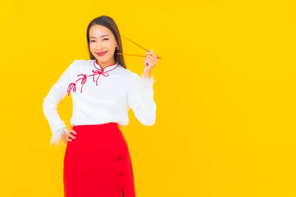Porträt Schöne Junge Asiatische Frau Mit Essstäbchen Bereit Auf Gelbem — Stockfoto