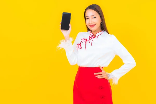Portrét Krásná Mladá Asijská Žena Chytrým Mobilním Telefonem Žlutém Pozadí — Stock fotografie