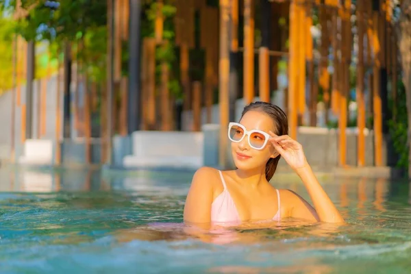 Güzel Bir Asyalı Kadın Portresi Rahatlayın Yüzme Havuzunun Keyfini Çıkarın — Stok fotoğraf