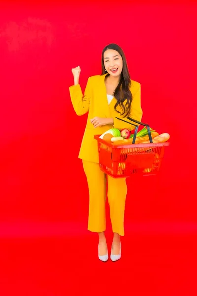 Portret Mooie Jonge Aziatische Vrouw Met Boodschappenmand Van Supermarkt Rode — Stockfoto