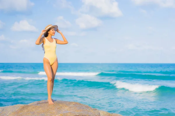 Porträt Schöne Junge Asiatische Frau Entspannen Lächeln Freizeit Rund Strand — Stockfoto