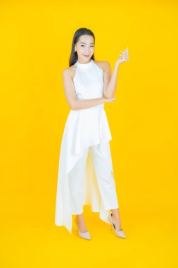 Portre güzel Asyalı kadın gülümsüyor. Renkli arka planda hareket var.