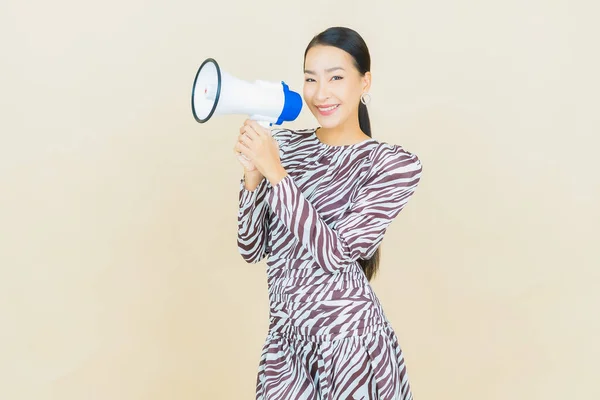 Portret Mooie Jonge Aziatische Vrouw Glimlach Met Megafoon Kleur Achtergrond — Stockfoto