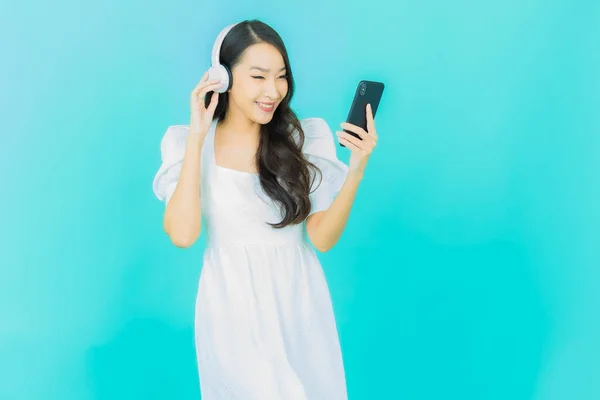 Retrato Bela Jovem Mulher Asiática Com Fone Ouvido Telefone Inteligente — Fotografia de Stock