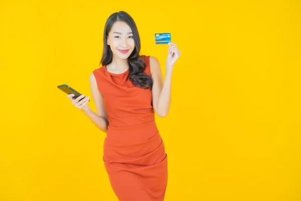 Portrait Belle Jeune Femme Asiatique Sourire Avec Téléphone Portable Intelligent — Photo