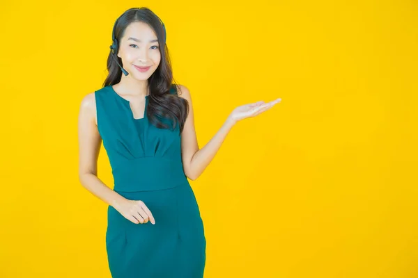 Retrato Hermosa Mujer Asiática Joven Con Centro Atención Cliente Centro —  Fotos de Stock