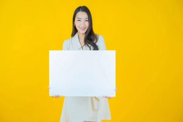 Portret Mooie Jonge Aziatische Vrouw Met Lege Witte Billboard Kleur — Stockfoto