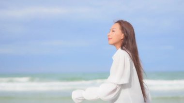 Yaz tatilinde deniz kıyısındaki Asyalı kadının görüntüleri.