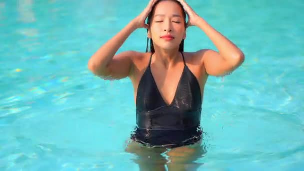 Bilder Vacker Asiatisk Kvinna Som Kopplar Poolen Hotellet Semestern — Stockvideo