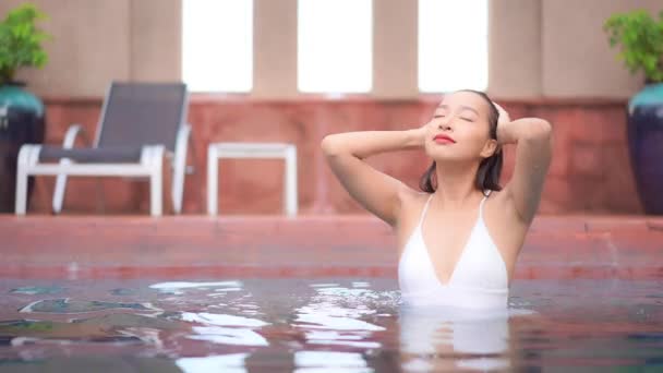 Imagens Bela Mulher Asiática Relaxante Piscina Hotel Durante Férias — Vídeo de Stock