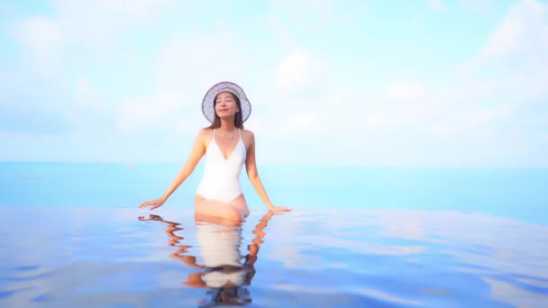 Metraje Hermosa Mujer Asiática Relajándose Piscina Hotel Durante Las Vacaciones — Vídeo de stock