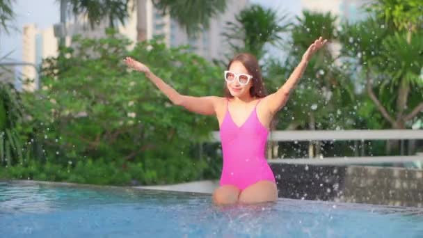 Filmati Bella Donna Asiatica Che Rilassa Piscina Hotel Durante Vacanze — Video Stock