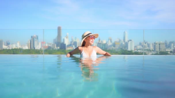 Metraje Hermosa Mujer Asiática Relajándose Piscina Hotel Durante Las Vacaciones — Vídeo de stock