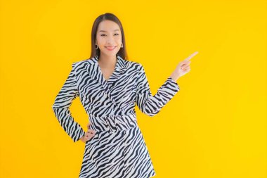 Güzel Asyalı bir kadının portresi mutlu bir şekilde gülümsüyor.