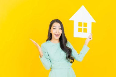 Ev ya da kağıt tabelalı güzel Asyalı kadın portresi