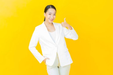 Portre güzel Asyalı kadın gülümsüyor. Renkli arka planda hareket var.