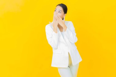 Portre güzel Asyalı kadın gülümsüyor. Renkli arka planda hareket var.