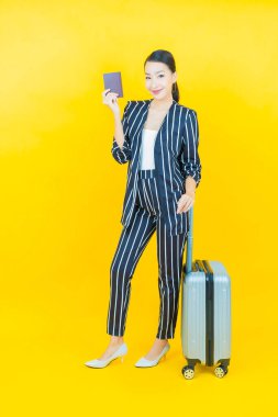 Çantalı ve pasaportlu güzel Asyalı kadın seyahate hazır.