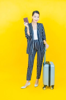 Çantalı ve pasaportlu güzel Asyalı kadın seyahate hazır.