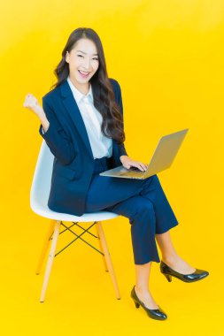 Asyalı güzel bir kadının portresi bilgisayarla izole edilmiş arka planda gülümsüyor.