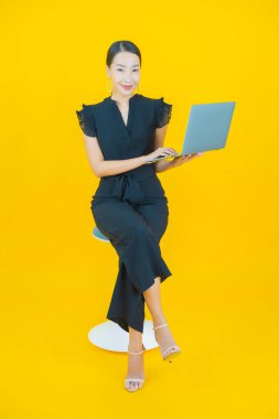 Asyalı güzel bir kadının portresi bilgisayarla izole edilmiş arka planda gülümsüyor.