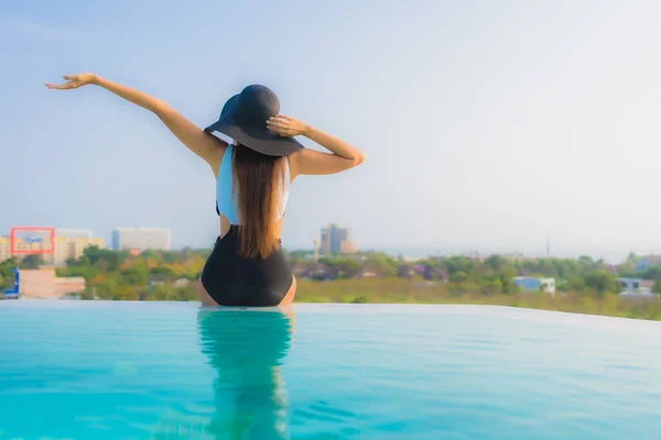 Portrait Belle Jeune Femme Asiatique Sourire Heureux Détendre Autour Piscine — Photo