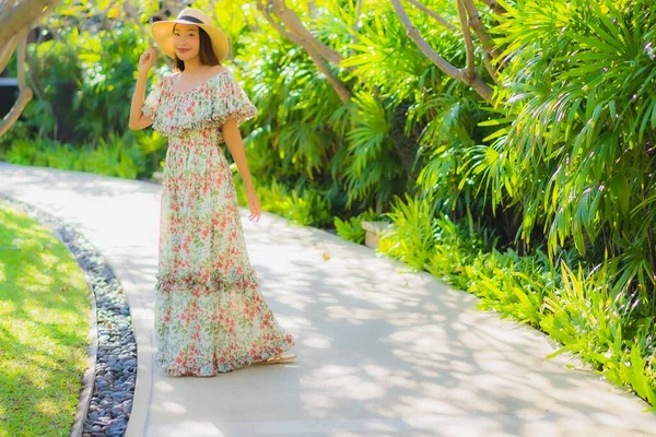 Porträt Schöne Junge Asiatische Frau Fuß Mit Glücklich Genießen Rund — Stockfoto