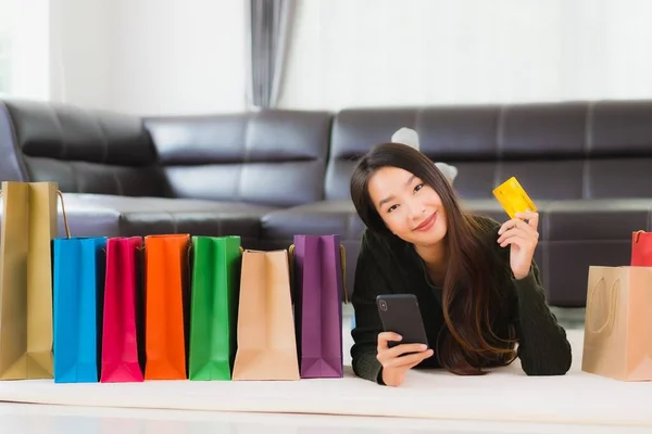 Portrait Belle Jeune Femme Asiatique Avec Sac Provisions Carte Crédit — Photo