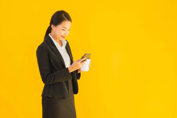 Porträt Schöne Junge Business Asiatin Mit Smartphone Und Kaffeetasse Auf — Stockfoto