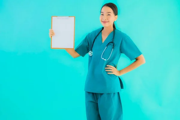 Retrato Hermosa Joven Asiática Médico Mujer Con Tablero Papel Vacío — Foto de Stock