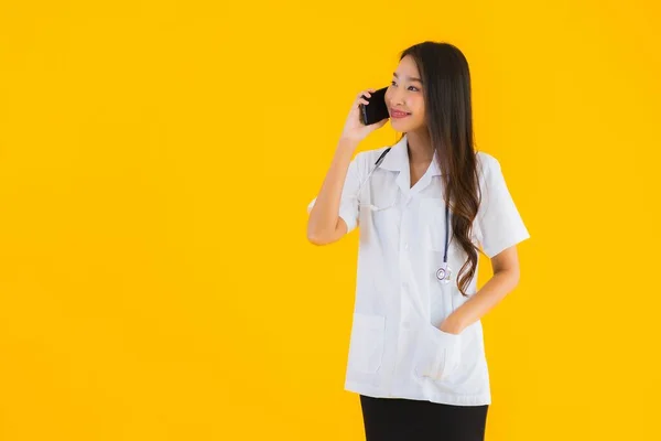 Portret Piękny Młody Azji Lekarz Kobieta Używać Inteligentny Telefon Komórkowy — Zdjęcie stockowe