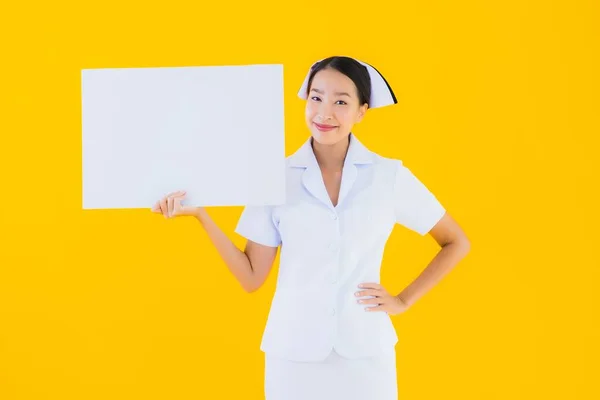 Retrato Hermosa Joven Asiática Mujer Tailandesa Enfermera Mostrar Vacío Blanco — Foto de Stock