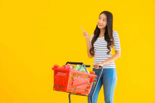 Retrato Bonito Jovem Asiático Mulher Compras Supermercado Carrinho Amarelo Isolado — Fotografia de Stock