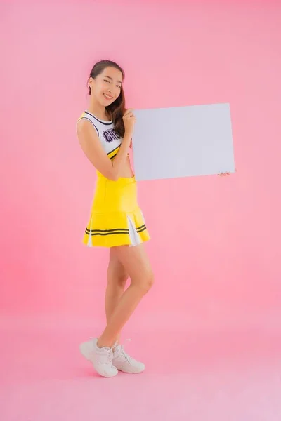 Portré Gyönyörű Fiatal Ázsiai Mutatják Fehér Üres Hirdetőtábla Szöveges Rózsaszín — Stock Fotó