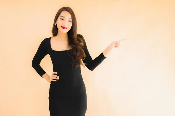 Güzel Asyalı Genç Bir Kadının Portresi Mutlu Bir Gülücük Renkle — Stok fotoğraf