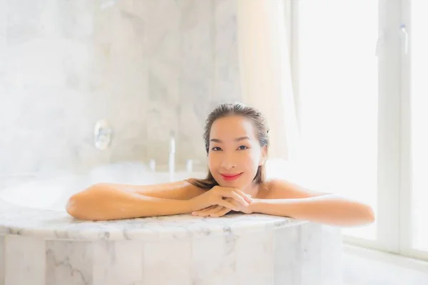 Retrato Hermosa Joven Mujer Asiática Relajarse Tomar Baño Bañera Interior —  Fotos de Stock