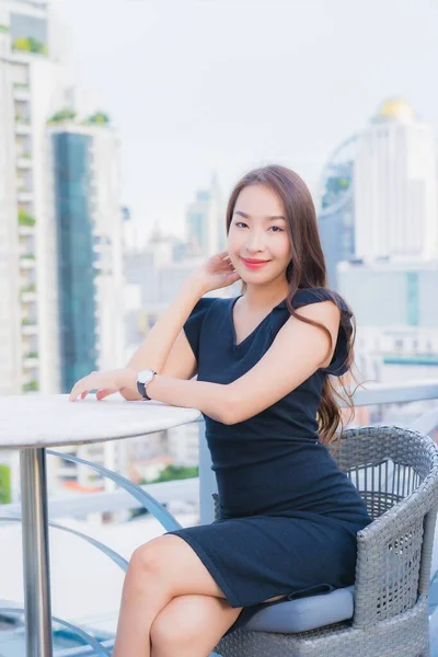 Retrato Hermosa Joven Asiática Mujer Disfrutar Con Cócteles Copa Azotea —  Fotos de Stock