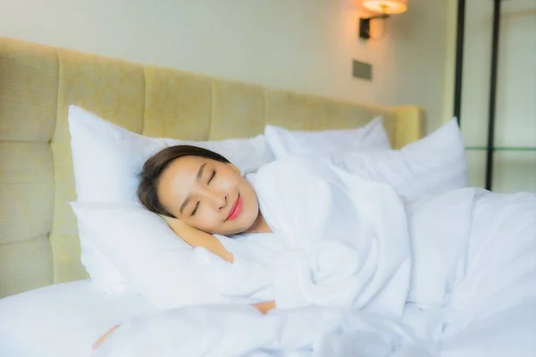 Portrait Belle Jeune Femme Asiatique Dormir Sur Lit Avec Oreiller — Photo