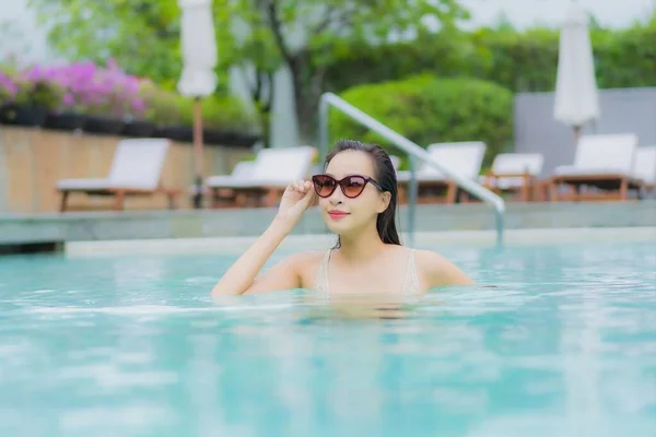 Retrato Hermosa Joven Mujer Asiática Relajarse Sonrisa Alrededor Piscina Aire — Foto de Stock