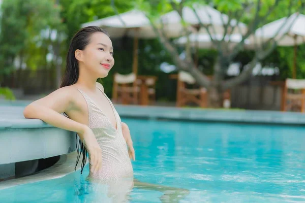 Portrait Belle Jeune Femme Asiatique Détendre Sourire Autour Piscine Extérieure — Photo