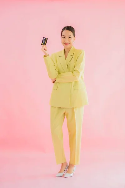 Retrato Bonito Jovem Asiático Mulher Negócios Com Cartão Crédito Sobre — Fotografia de Stock