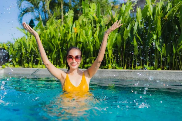 아름다운 여성이 휴가를 즐기기 리조트 수영장에서 즐거운 미소를 — 스톡 사진