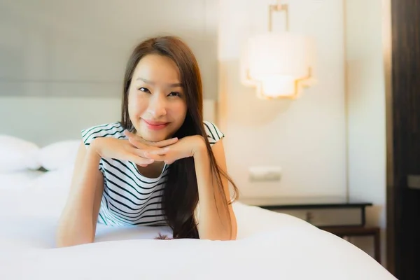 肖像画美しい若いアジアの女性リラックス笑顔でベッドルームのインテリア — ストック写真