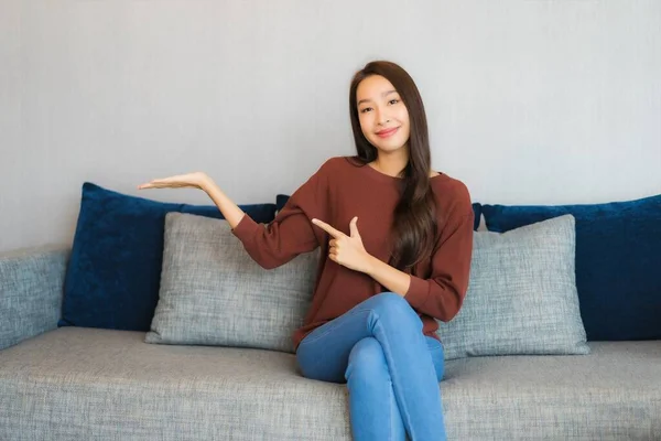 Retrato Hermosa Joven Asiática Mujer Relajarse Sonrisa Sofá Sala Estar —  Fotos de Stock